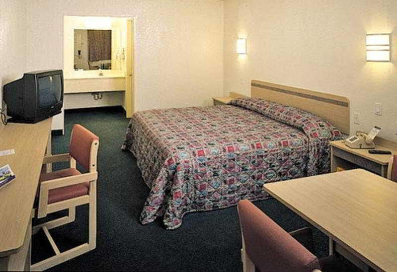 Rodeway Inn Шаронвілл Екстер'єр фото
